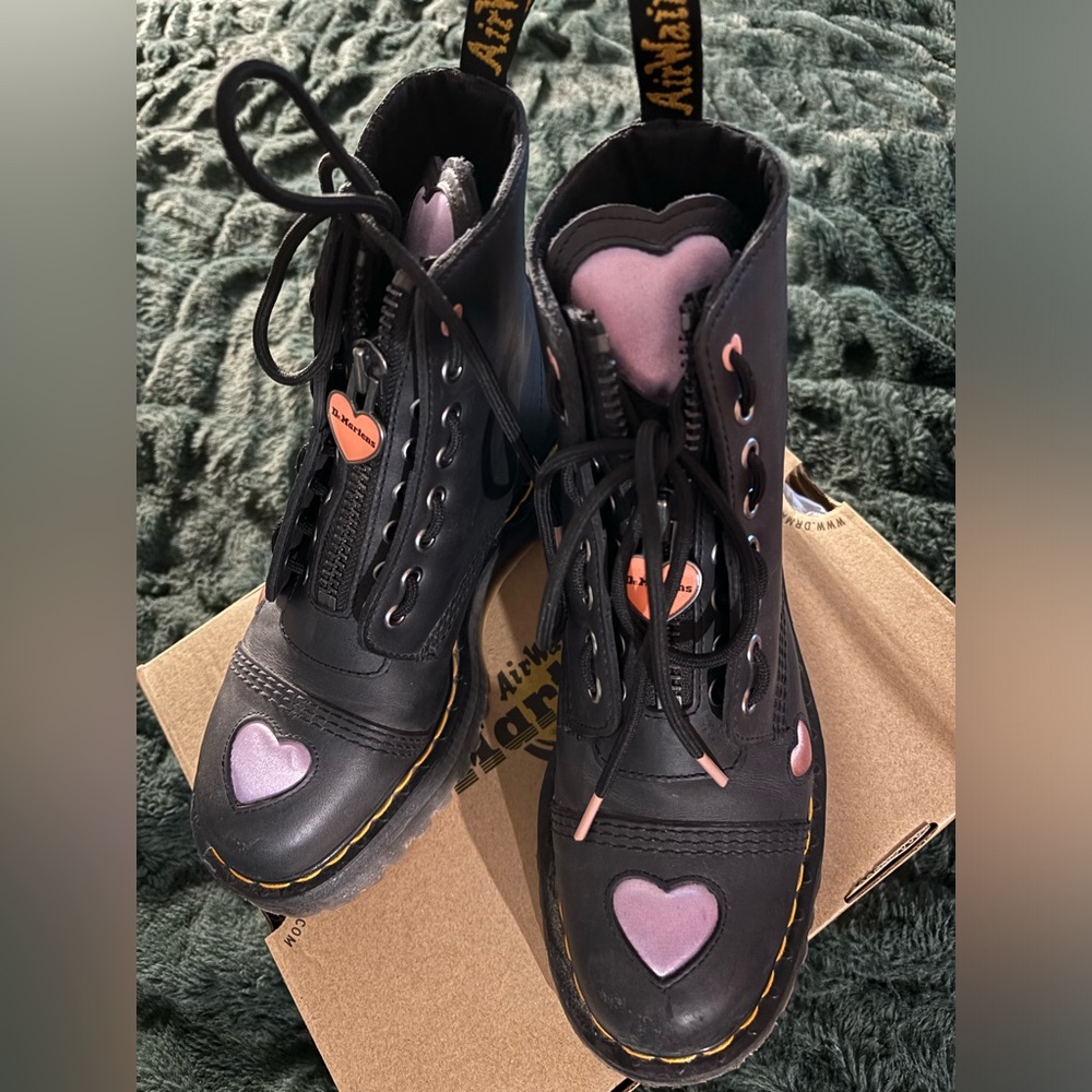 Sinclair Heart Doc Martens Women’s size 9